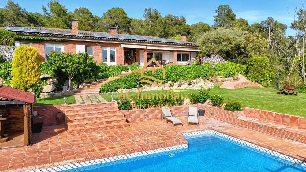 Finca exclusiva en Begues con tres olivos milenarios, de una sola planta junto al Parc del Garraf