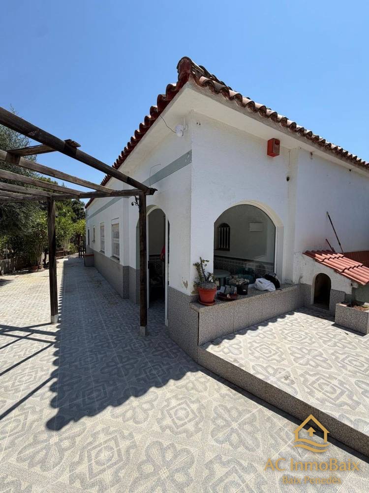 Casa independiente con terraza y parcela de 829 m² junto al bosque, en Castellet i la Gornal