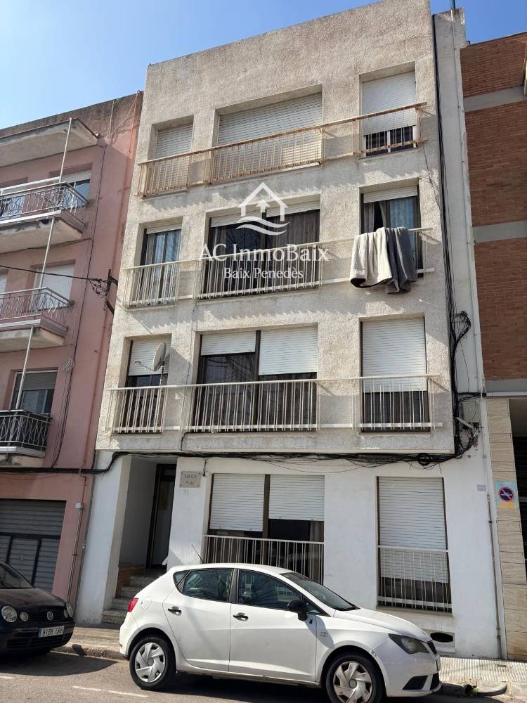 Piso de 4 habitaciones en Calafell con balcón: reforma a tu gusto y hazlo tuyo