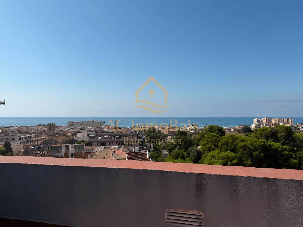 Ático reformado en Cunit con terraza, vistas al mar y a la montaña y playa a 600 m