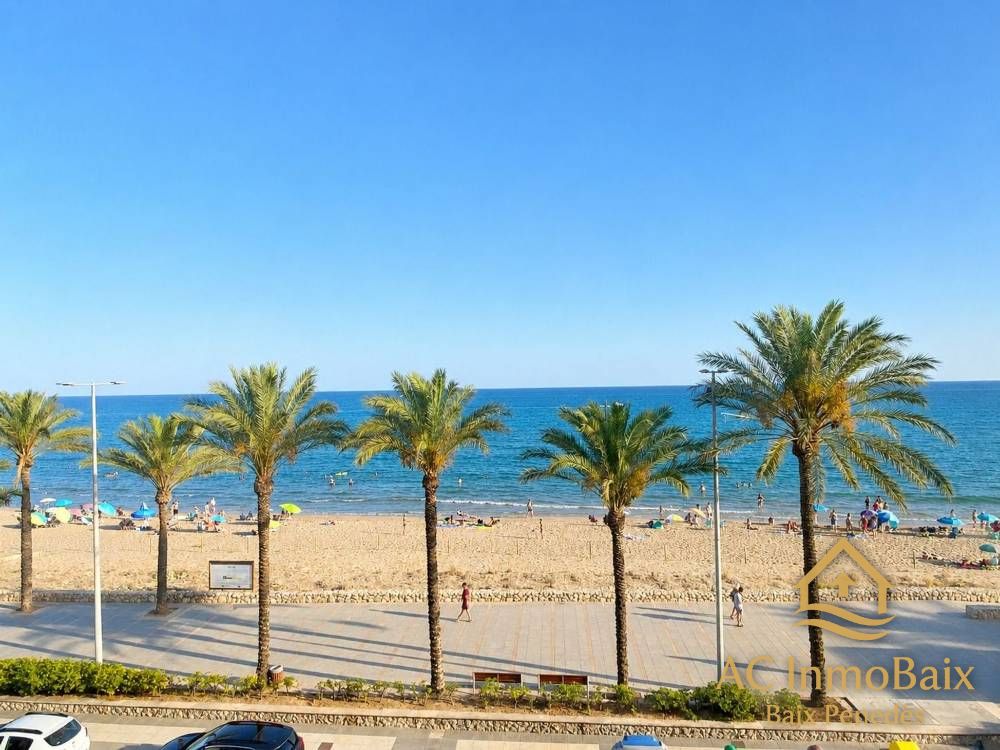 Primera línea de mar con vistas al Mediterráneo desde los tres dormitorios, amueblado y con garaje incluido